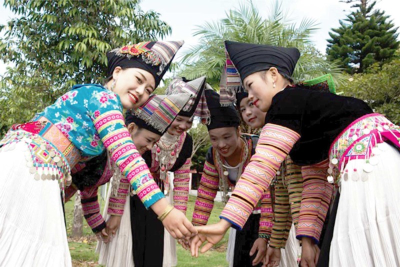 Chiếc mũ có đinh nhọn của dân tộc Mông Trắng tỉnh Lai Châu