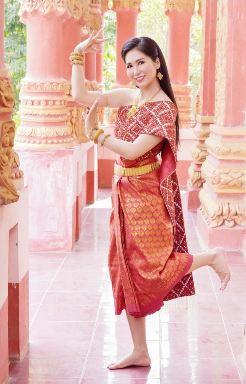 Những bộ trang phục truyền thống của phụ nữ làm tôn lên vẻ yêu kiều, dịu dàng của họ trong những điệu múa nhẹ nhàng, uyển chuyển.