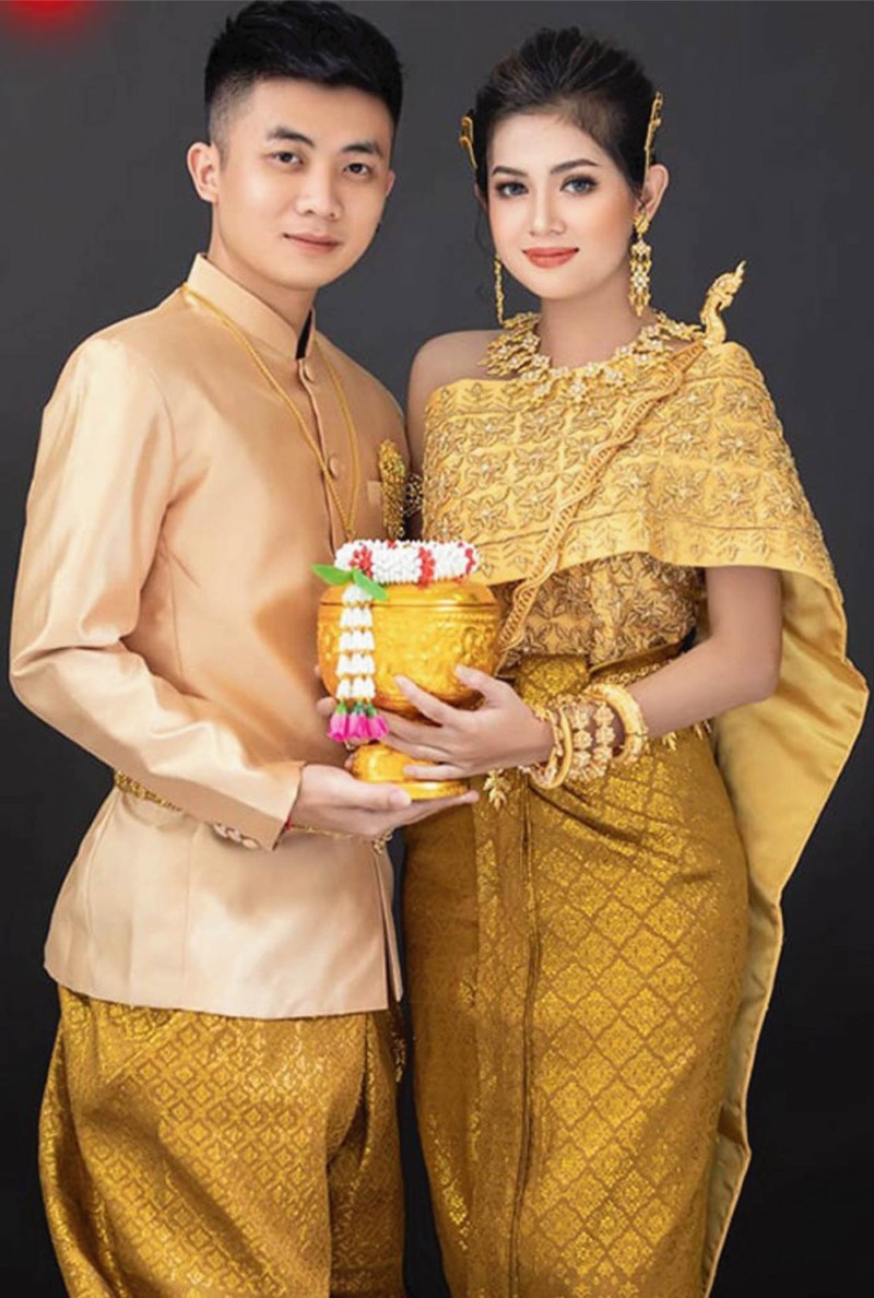 Sbay của cô dâu trước đây may bằng vải dệt kim mầu vàng và được đính hàng nghìn hạt kim sa nhỏ xíu sáng lấp lánh tạo nên hoa văn đa dạng