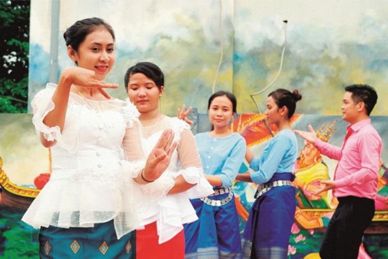 Trang phục ngày nay của người Khmer được cách tân, biến tấu hài hòa, đẹp mắt
