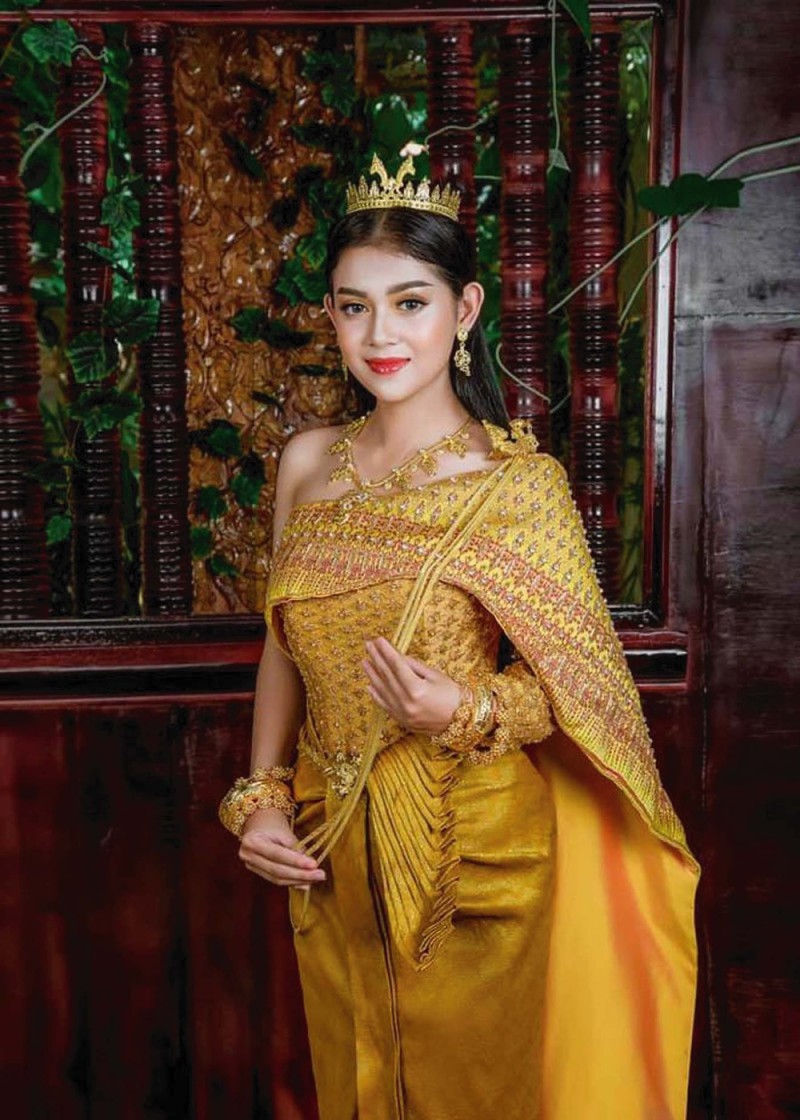 Áo tầm vông thường được dệt bằng tơ tằm hay chỉ kim tuyến với nhiều họa tiết hoa văn khác nhau