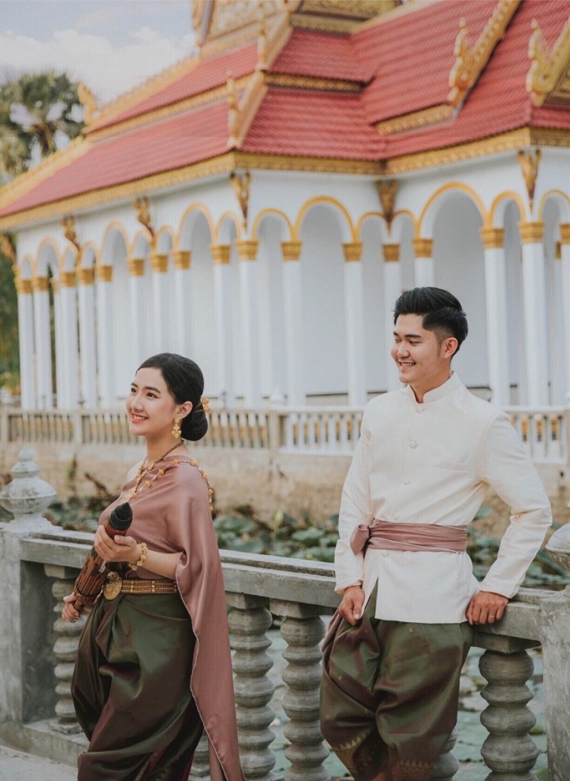 Xà rông là một mảnh thổ cẩm rộng khoảng một mét, dài 3,5m, khi mặc thì cuốn lại che nửa người phía dưới