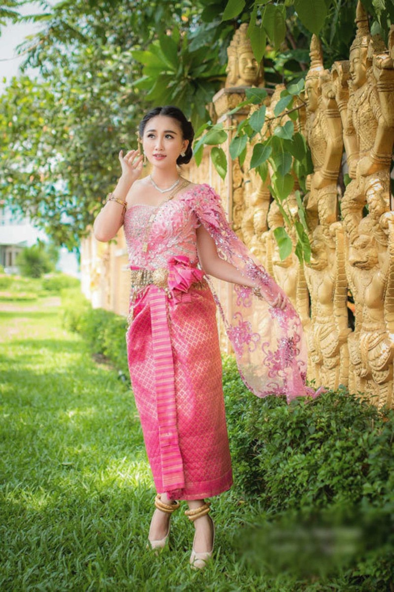Cô dâu hay mặc chiếc xăm-pốt bằng sợi kim tuyến hay tơ tằm mầu đỏ sẫm hay mầu hồng cánh sen