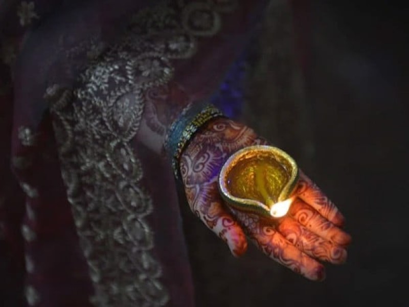 Một gia đình theo đạo Hindu ở Pakistan cầu nguyện và thắp nến khi họ đánh dấu Diwali, Lễ hội ánh sáng, ở Lahore, 2016