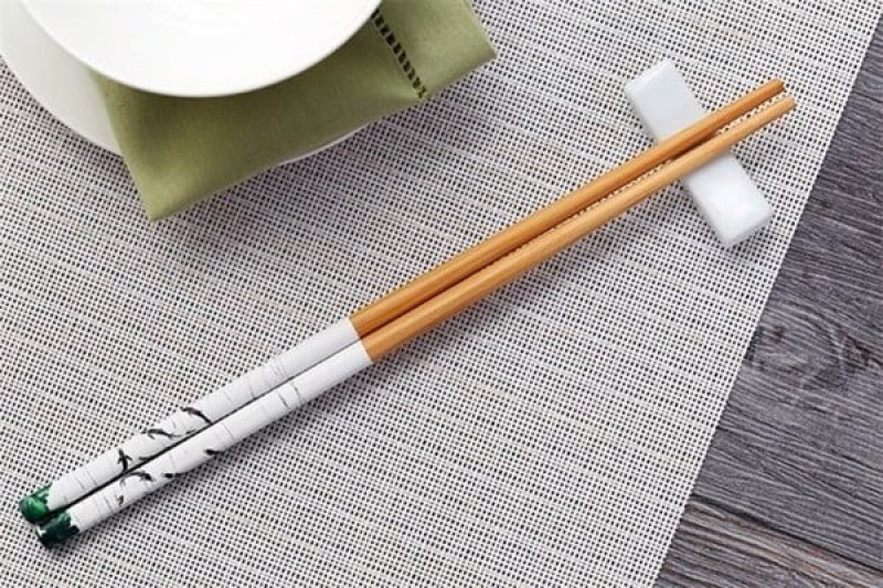 Ăn bằng đũa đòi hỏi sự rèn luyện và khéo tay hơn những dụng cụ khác