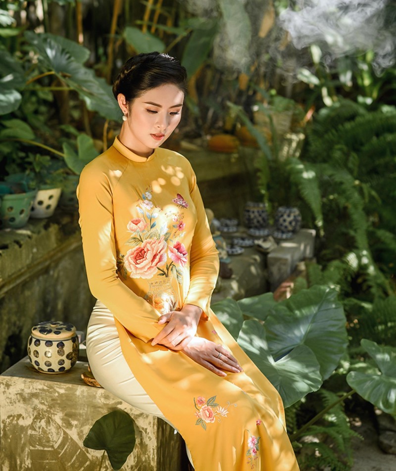 Trải qua nhiều thời kỳ, tà áo dài truyền thống Việt Nam tuy có nhiều sự biến đổi nhưng vẫn mang những ý nghĩa thuần túy, tôn vinh vẻ đẹp người phụ nữ Việt.