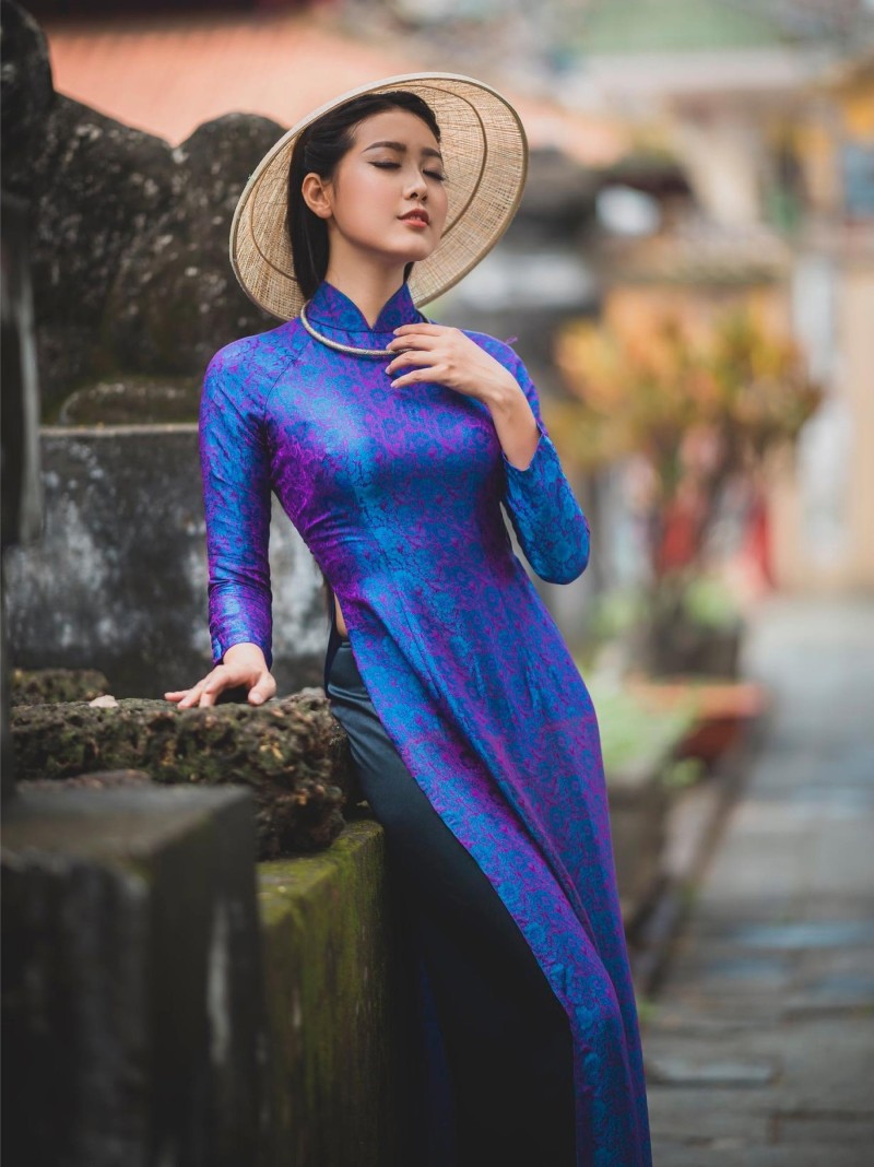 Áo dài – loại trang phục vừa toát lên vẻ quyến rũ lại, gợi cảm của người phụ nữ nhưng vẫn giữ vẻ kín đáo, thanh lịch.