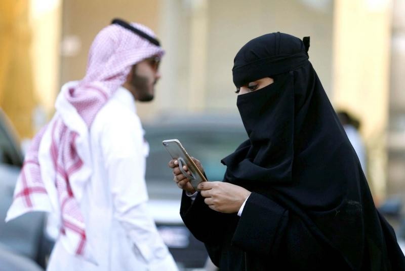Trang phục Abaya của phụ nữ Hồi giáo.