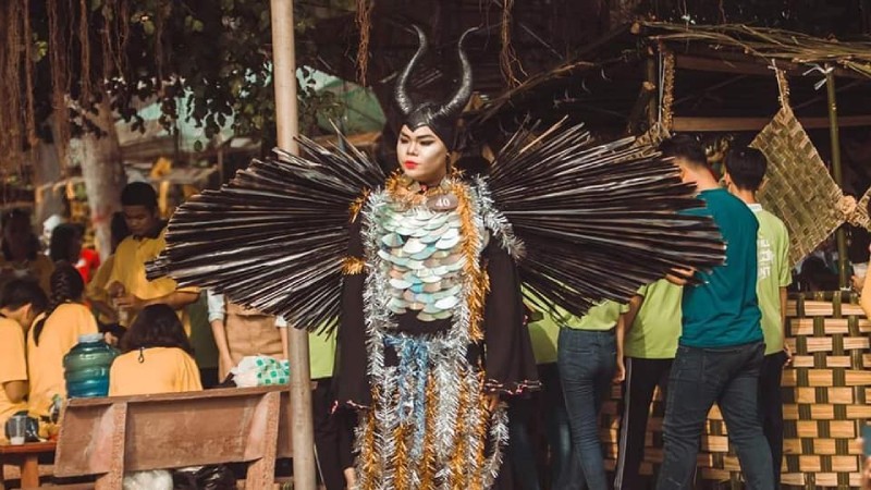 Bạn nam đang hóa trang “ác nữ” Maleficent