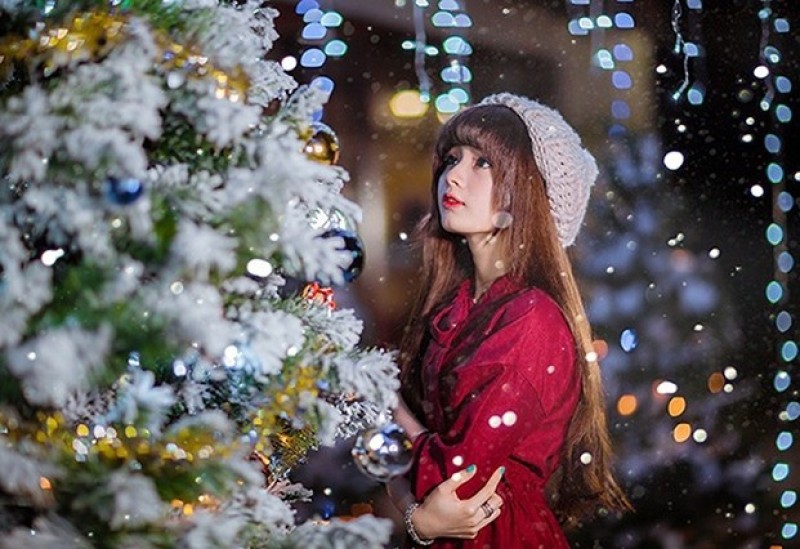 Cực dễ thương với dáng pose: tay ôm quà và cười thật tươi