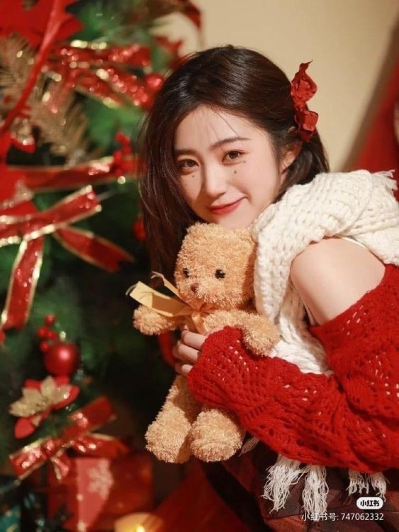 Tay ôm gấu bông hoặc đồ vật nhìn vè phía camera và cười tươi