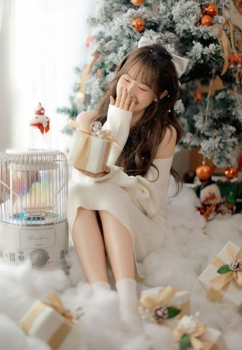 Mỉm cười và dùng tay che miệng