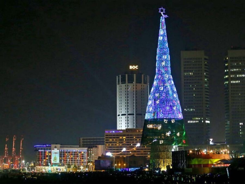 vì sao noel có cây thông và cây thông nhân tạo cao nhất thế giới 