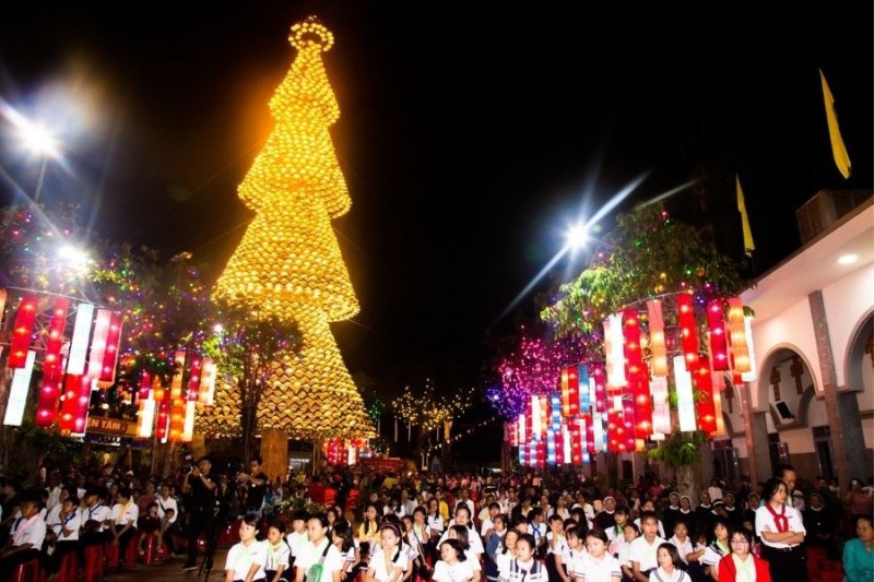 Cây thông noel bằng nón lá lớn nhất Việt Nam tại Đồng Nai