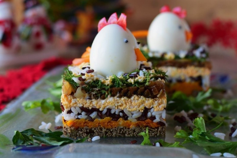 Món chính sẽ là cơm salad được trang trí với chú gà con xinh xắn từ trứng…