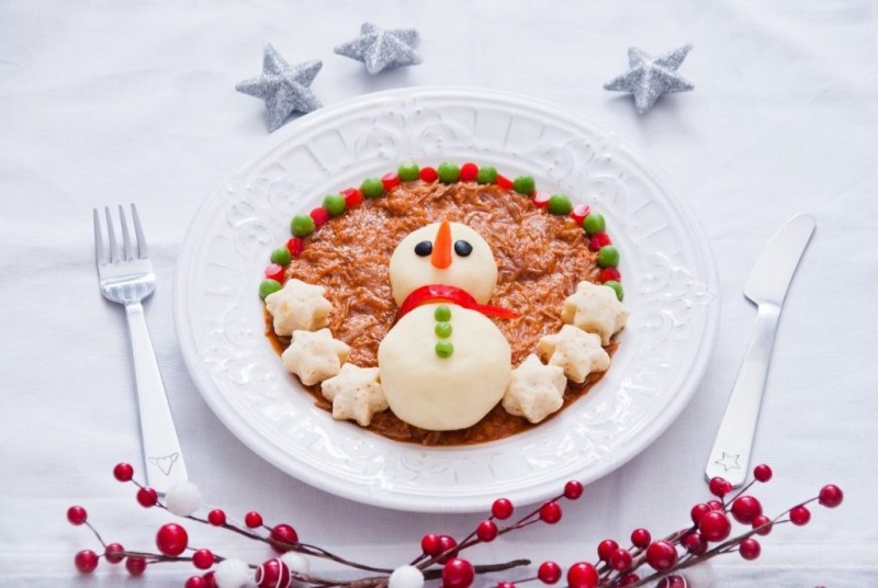 món ngon ngày noel cùng với thịt hầm rau củ trang trí chú người tuyết từ khoai tây nghiền