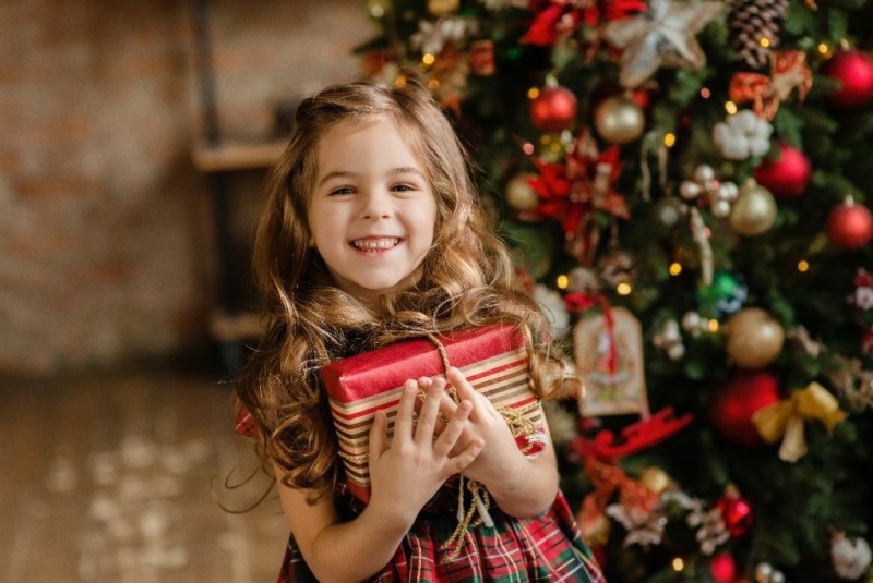 Hãy khiến bé bất ngờ và vô cùng thích thú món quà bằng khơi gợi tính tò mò và yêu thích khám phá của bé
