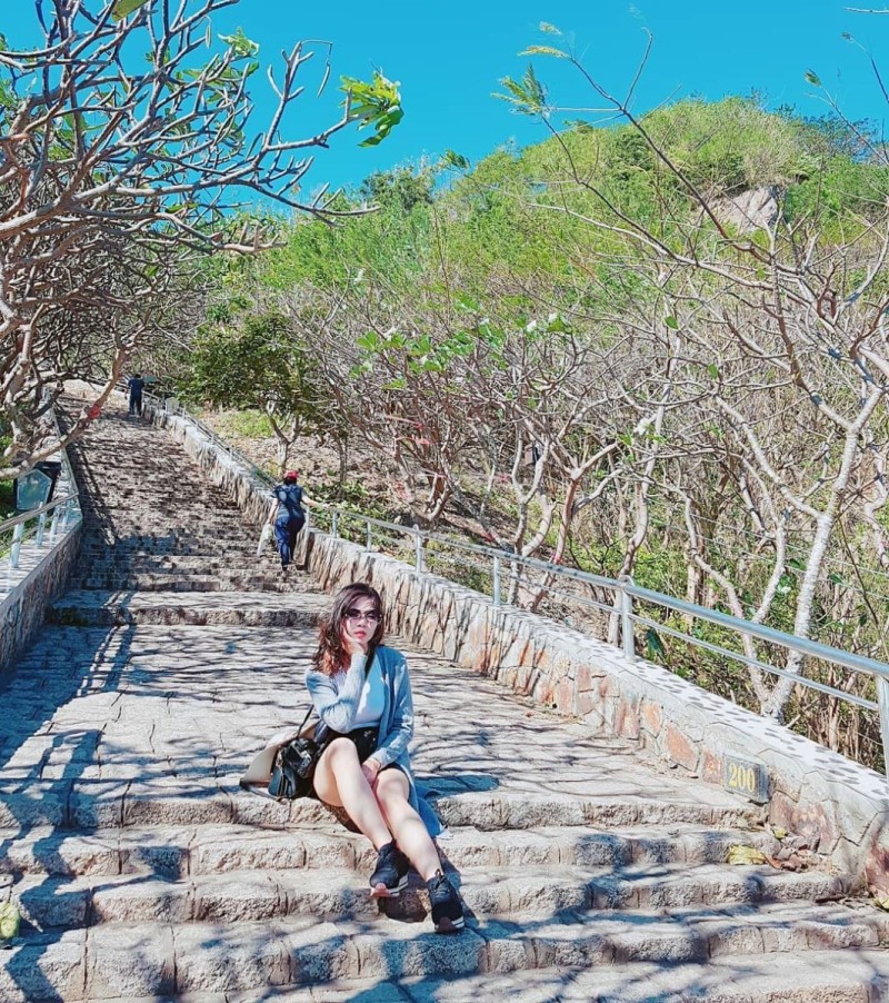 Đường lên tượng chúa gần 1000 bậc thang đá 