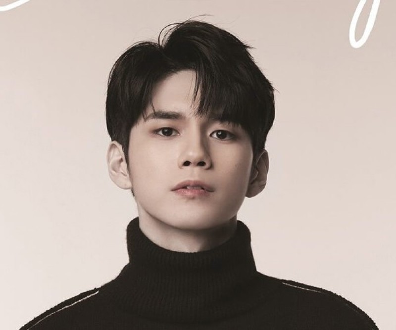 vẻ mặt cool ngầu cùng kiểu tóc side part 7/3 gây thương nhớ
