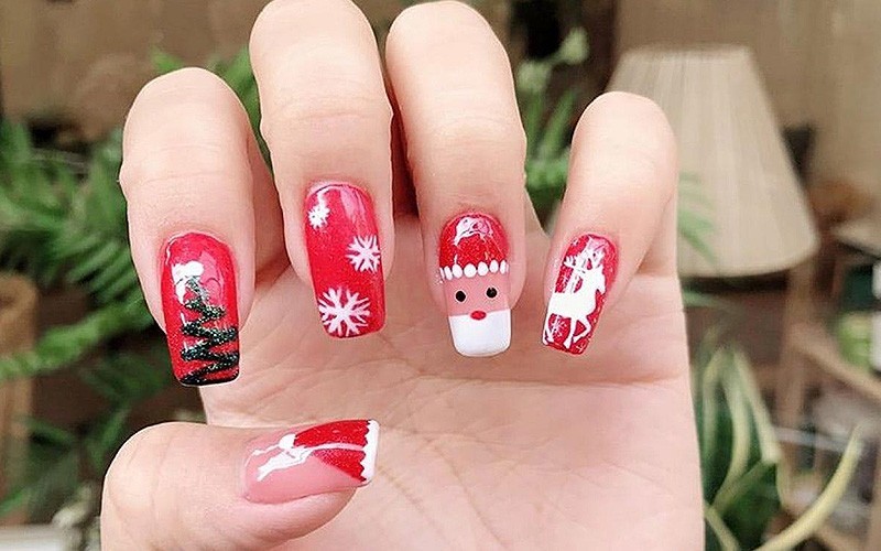 Móng tay Noel thường sử dụng hình ảnh ông già Noel