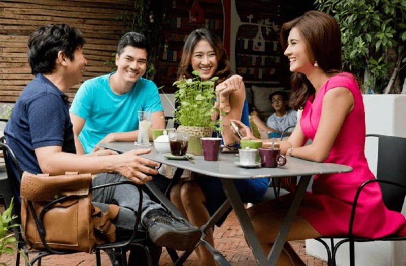 Đi cà phê cùng bạn bè để tăng thêm tình cảm