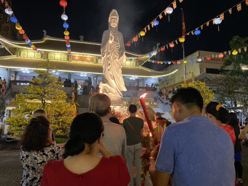 Sau giao thừa, nhiều người đi chùa cầu bình an 