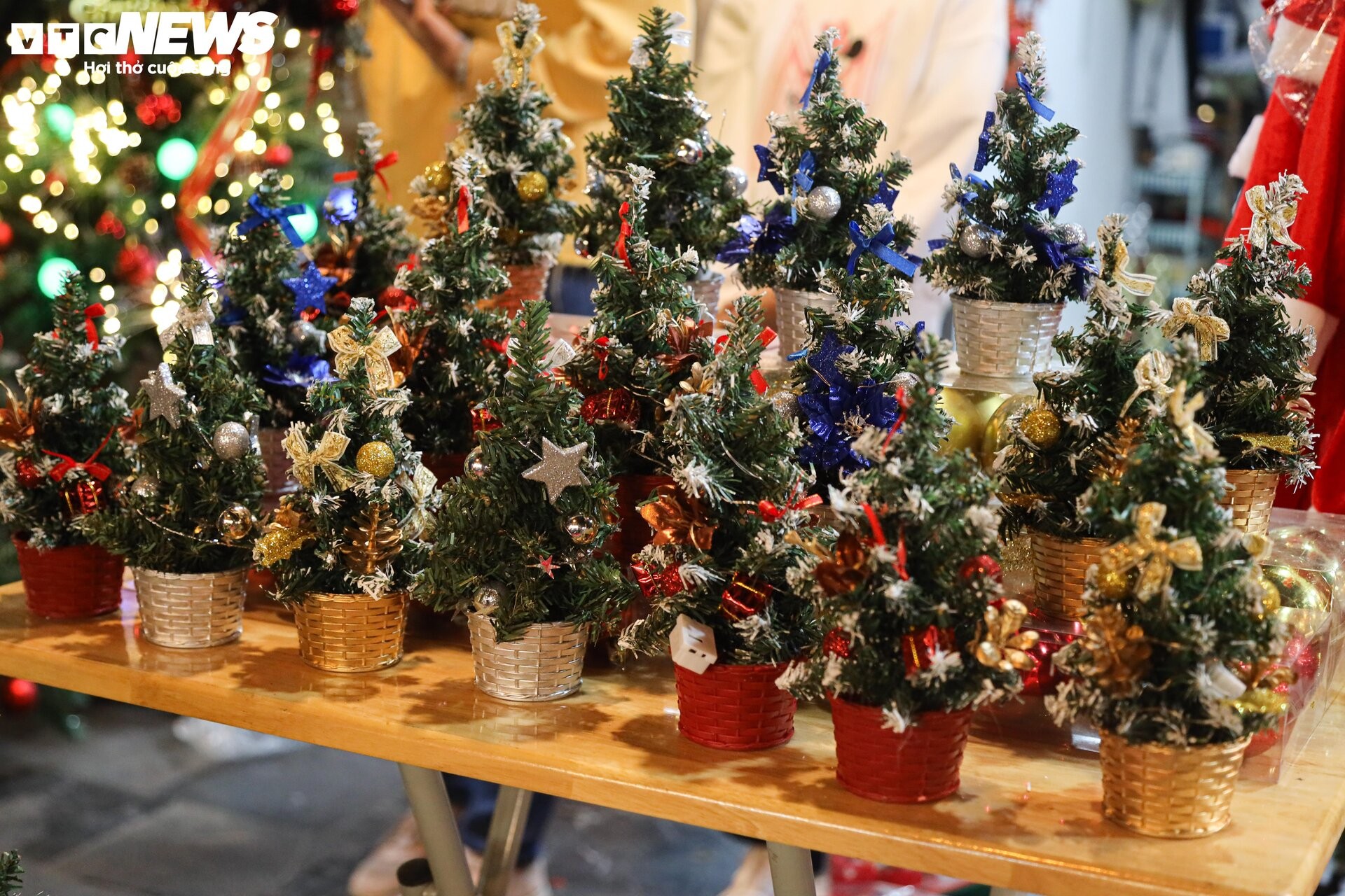 Đồ Trang Trí Noel 2023 Bán Tràn Ngập, Phố Hà Nội Rực Rỡ Sắc Màu