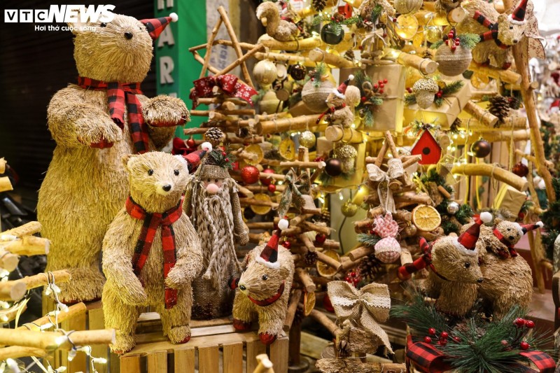 Đồ trang trí Noel 2023 bán tràn ngập, phố Hà Nội rực rỡ sắc màu - 13