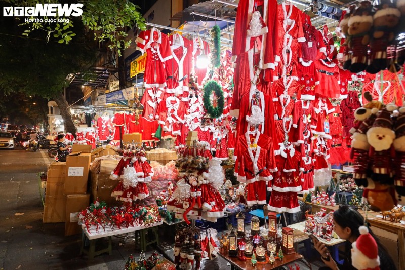 Đồ trang trí Noel 2023 bán tràn ngập, phố Hà Nội rực rỡ sắc màu - 8