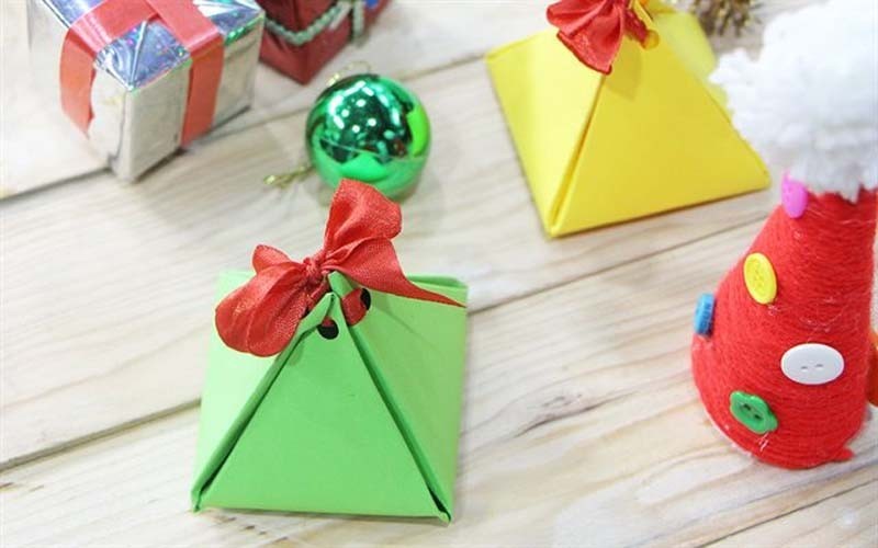 Hộp quà Giáng sinh hình tam giác độc lạ