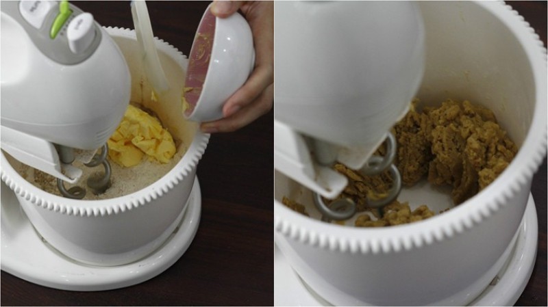 Cho tất cả nguyên liệu vào máy đánh bột 