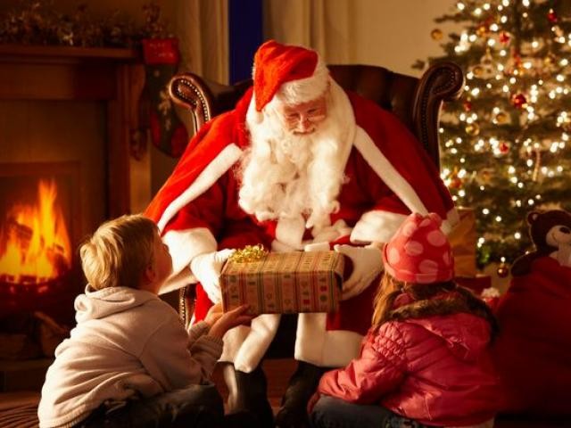 Lễ Giáng Sinh Tặng Mũ Noel Cho Các Bé Có Được Không?