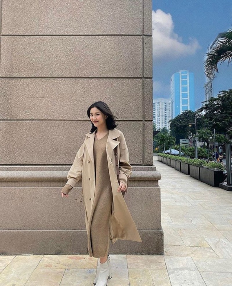 Set đồ với đầm dài, trench coat cùng tông đúng chuẩn mùa đông