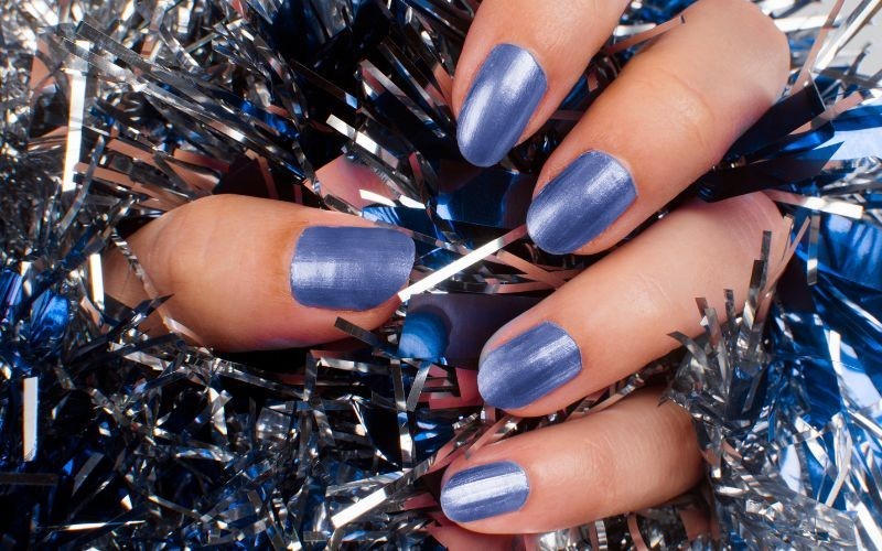 Màu nail xanh lam rực rỡ cho da ngăm đen