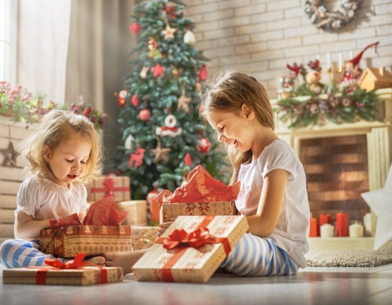 bố mẹ nên chọn món quà giáng sinh cho bé theo mong muốn trẻ