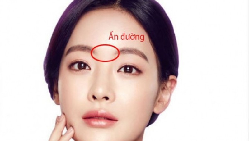 Ấn đường bừng sáng cho thấy vận may tiền tài đang đến với bạn.