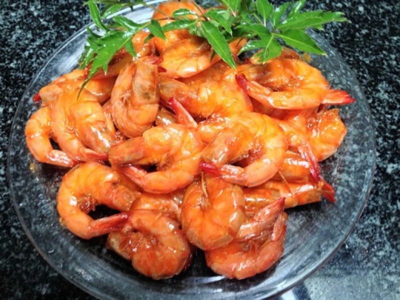 Cách làm món Tôm rim nước dừa ăn sạch cơm chứ chẳng chơi! 