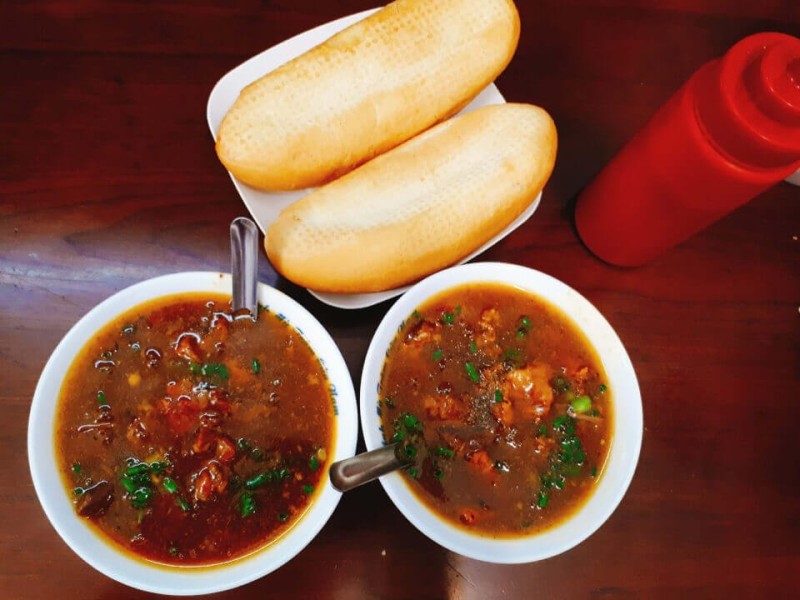 2 bát bò sốt vang và bánh mì đầy hấp dẫn