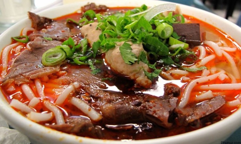 cùng thưởng thức tô bún bò đầy ắp thịt