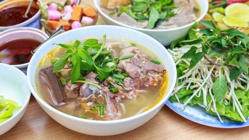 bún bò tái đầy hấp dẫn