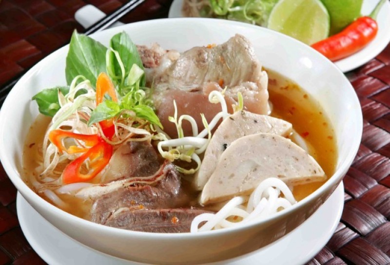 bún bò huế là món ăn đặc sản tại Huế
