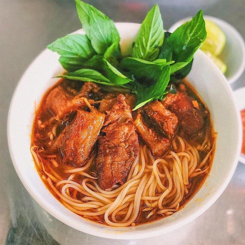 bún bò miền Tây có phần giống bò kho hơn