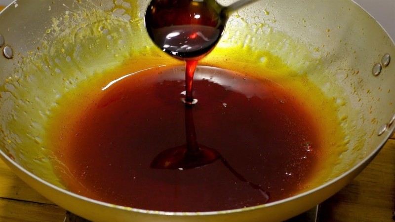 nấu nước màu làm thịt kho