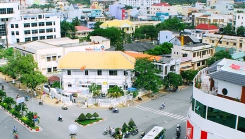  Lượng xe cộ đi lại đông, khói bụi khí bẩn bốc lên làm ảnh hưởng đến sức khỏe cũng như tinh thần gia chủ.