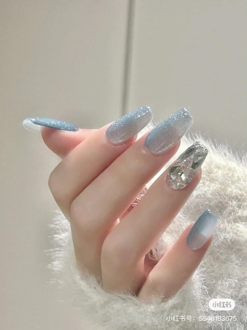 Mẫu nail màu xanh dương nhạt cực trẻ trung