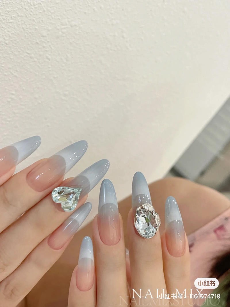 nail màu xanh dương nhạt