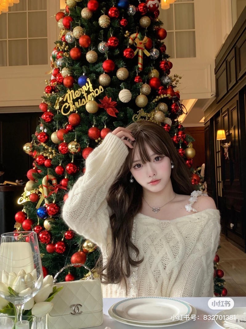 chụp ảnh với cây thông Noel