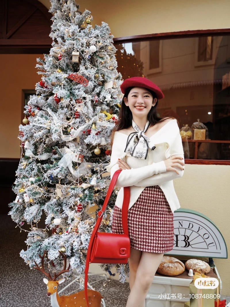 chụp ảnh với cây thông Noel