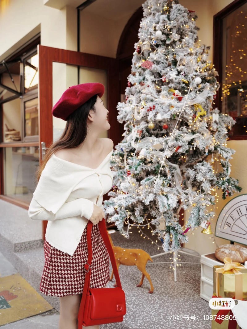 chụp ảnh với cây thông Noel