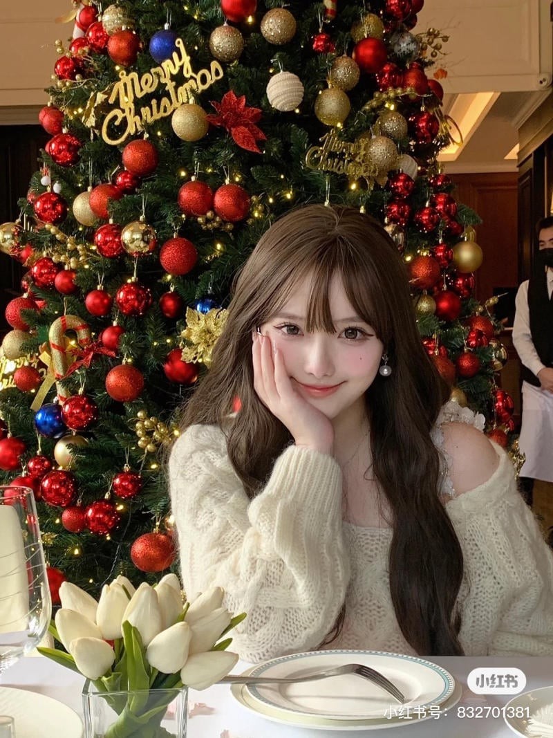 chụp ảnh với cây thông Noel